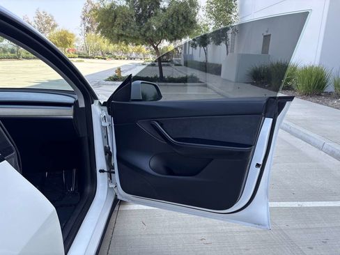 Used 2021 Tesla Model Y Long Range AWD/4WD image 15