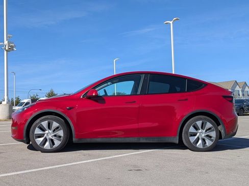Used 2022 Tesla Model Y Long Range image 9