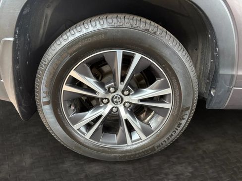 Used 2018 Toyota Highlander LE AWD/4WD image 38