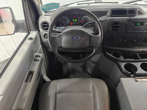 Used 2014 Ford E-250 and Econoline 250 Extended w/ Power Group RWD image 4