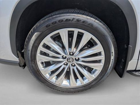 Used 2025 Toyota Highlander Platinum AWD/4WD image 26