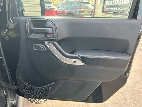 Used 2016 Jeep Wrangler Unlimited Sahara image 16