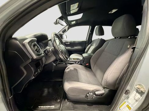 Used 2018 Toyota Tacoma TRD Sport AWD/4WD image 16
