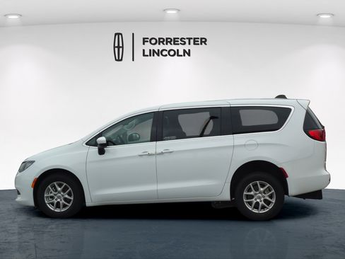Used 2023 Chrysler Voyager LX FWD image 10