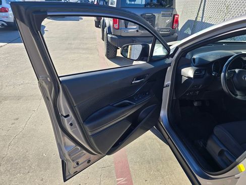 Used 2018 Toyota C-HR XLE image 6