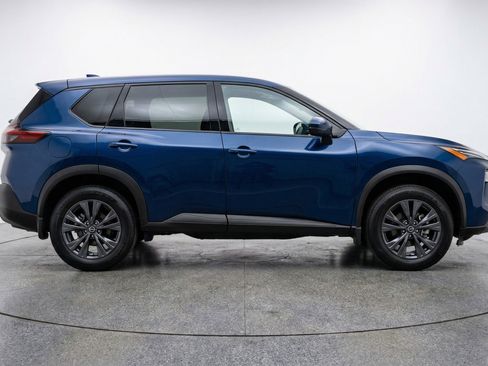 Used 2025 Nissan Rogue SV FWD image 11