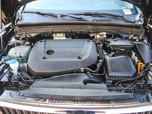 Certified 2025 Volvo XC40 B5 Core w/ Protection Package Premier image 29