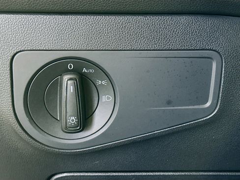 Used 2020 Volkswagen Tiguan S image 16