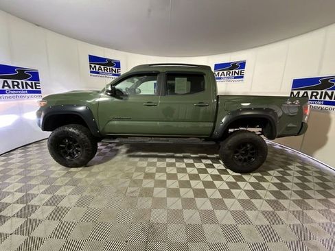 Used 2022 Toyota Tacoma TRD Sport w/ Technology Package AWD/4WD image 13