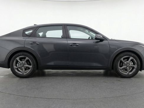 Used 2025 Kia K4 LXS image 11