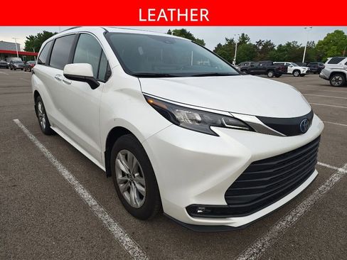 Used 2025 Toyota Sienna XLE w/ XLE Plus Package AWD/4WD image 3