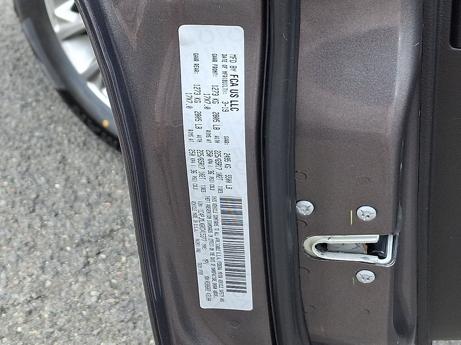 Used 2019 Jeep Cherokee Latitude Plus w/ Cold Weather Group AWD/4WD image 26