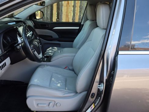 Used 2018 Toyota Highlander Plus AWD/4WD image 19