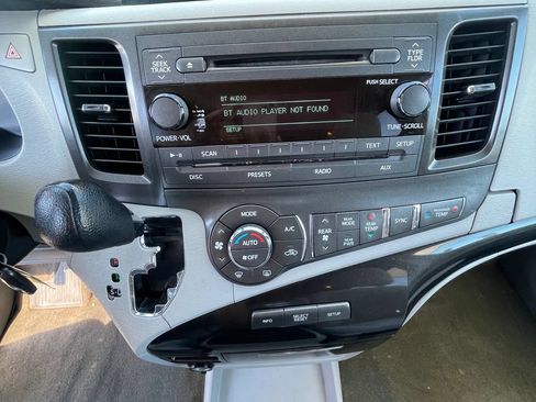 Used 2013 Toyota Sienna LE FWD image 18
