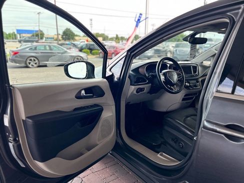 Used 2019 Chrysler Pacifica Touring-L FWD image 30