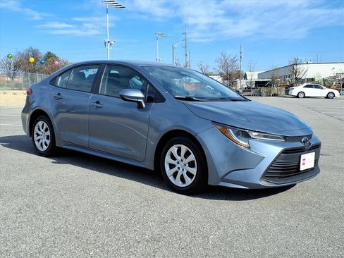 Certified 2025 Toyota Corolla LE image 2