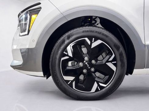 Used 2024 Kia Niro Wave w/ Wave Preserve Package FWD image 10