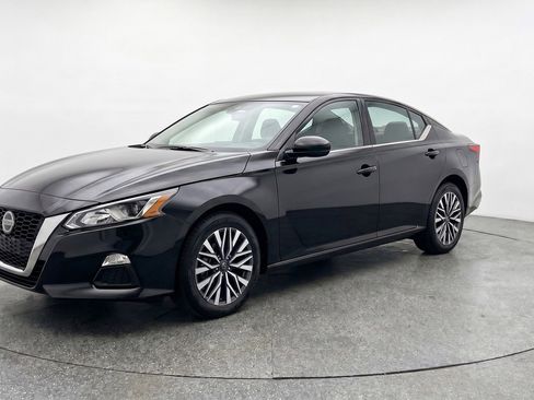 Used 2025 Nissan Altima 2.5 SV FWD image 3