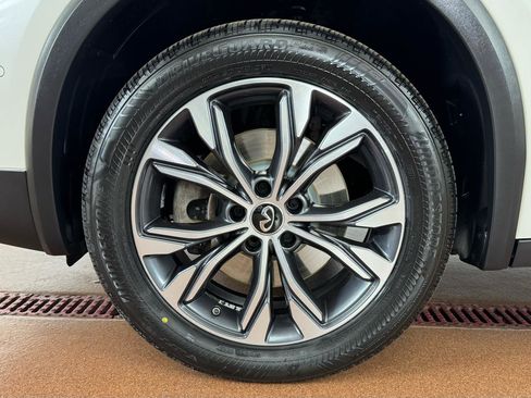 Used 2018 INFINITI QX30 Premium w/ Navigation Package image 8