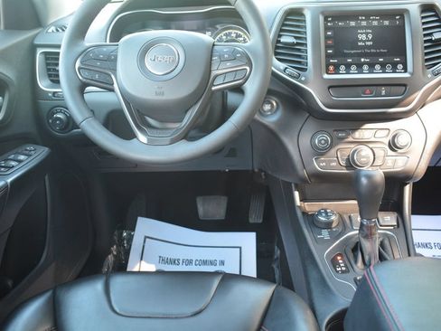 Used 2022 Jeep Cherokee Trailhawk AWD/4WD image 3