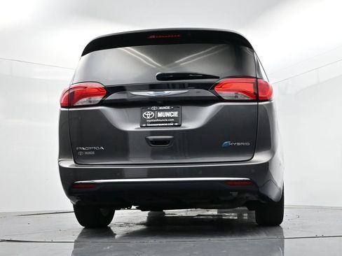 Used 2017 Chrysler Pacifica Platinum image 44