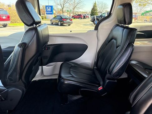 Used 2023 Chrysler Pacifica Touring-L FWD image 20