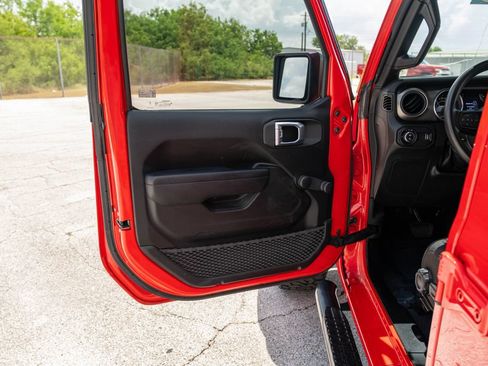 Used 2023 Jeep Gladiator Sport AWD/4WD image 11