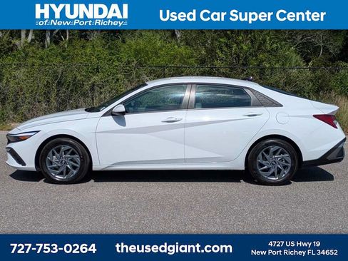 Used 2025 Hyundai Elantra Hybrid FWD image 2