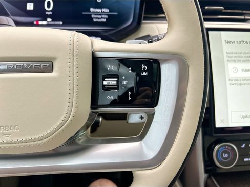 Used 2023 Land Rover Range Rover Long Wheelbase SE image 12