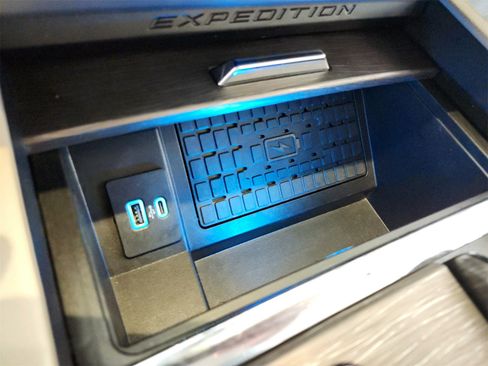 Used 2023 Ford Expedition Limited image 33