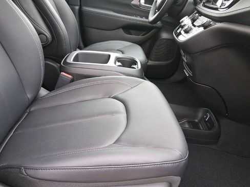 New 2026 Chrysler Pacifica Select image 25