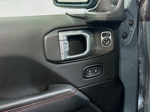 Used 2024 Jeep Wrangler Unlimited Rubicon AWD/4WD image 3