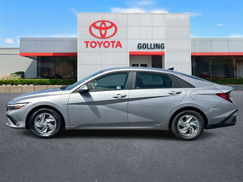 Used 2025 Hyundai Elantra SE w/ Cargo Package FWD image 2