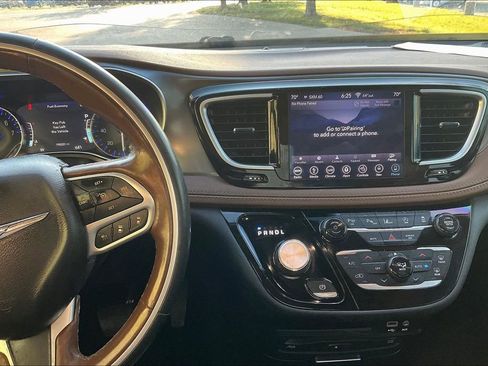 Used 2019 Chrysler Pacifica Limited w/ Tire & Wheel Group FWD image 6
