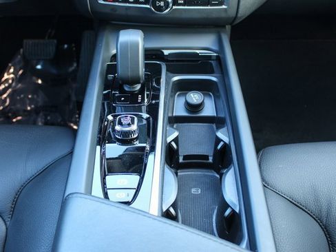 Used 2025 Volvo XC60 B5 Plus image 19