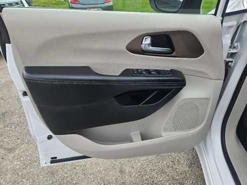 Used 2022 Chrysler Voyager LX FWD image 11