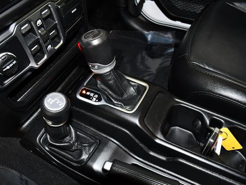Used 2020 Jeep Wrangler Unlimited Sahara AWD/4WD image 32