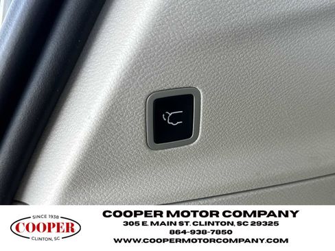 Used 2023 Chrysler Pacifica Touring-L image 18