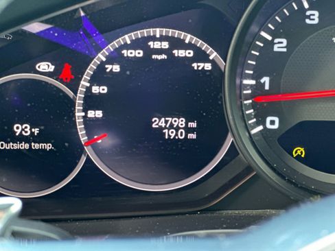 Certified 2023 Porsche Cayenne Platinum Edition image 25