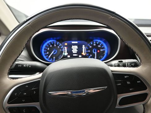 Used 2018 Chrysler Pacifica Limited image 15