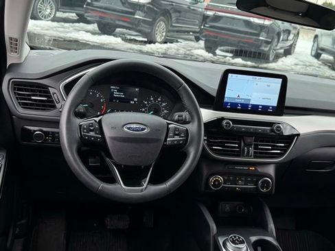 Used 2022 Ford Escape SE w/ SE Sport Appearance Package image 6