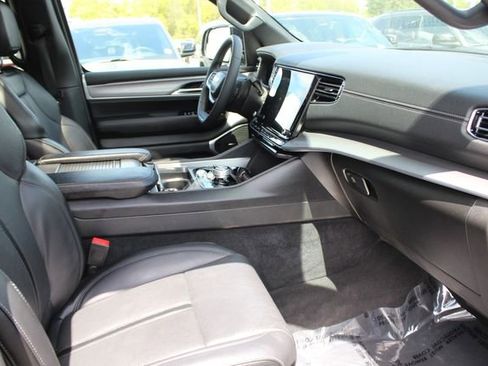 Used 2023 Jeep Wagoneer Series II AWD/4WD image 39