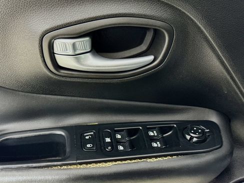 Used 2016 Jeep Renegade Trailhawk w/ Premium Trailhawk Package AWD/4WD image 22