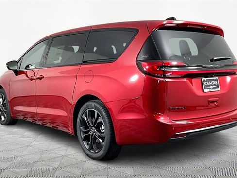 New 2026 Chrysler Pacifica Select image 4