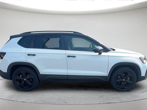 Used 2025 Volkswagen Taos SE AWD/4WD image 5