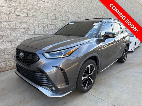 Used 2021 Toyota Highlander XSE FWD image 3