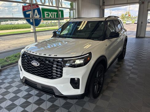 New 2026 Ford Explorer ST-Line w/ ST-Line Street Pack AWD/4WD image 3