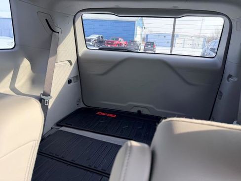 Used 2023 GMC Acadia SLT w/ Preferred Package image 13