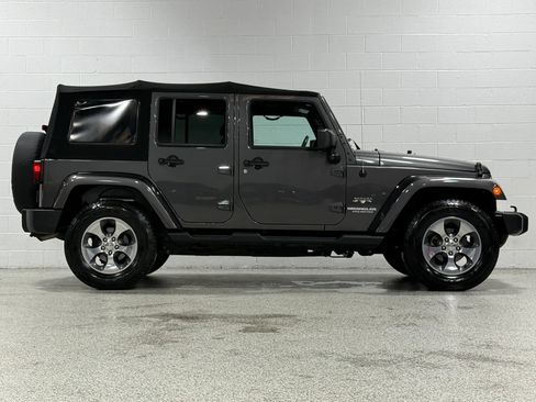 Used 2016 Jeep Wrangler Unlimited Sahara w/ Connectivity Group AWD/4WD image 5