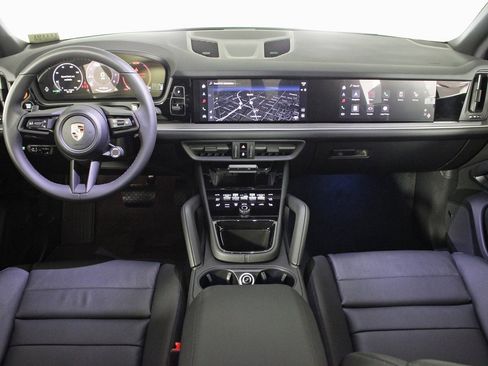 Used 2025 Porsche Cayenne image 21